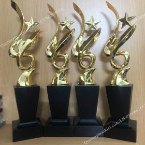 cup-kim-loai-sao-xoan-ma-vang-de-go