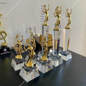 Cúp pha lê tennis kim loại mạ vàng cao 3 cup-luu-niem-nguoi-tennis-ma-vang-cao