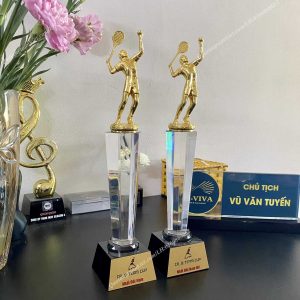 Cúp pha lê tennis kim loại mạ vàng đế đen 1 cup-pha-le-nguoi-tennis-ma-vang-de-den