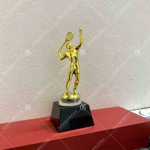 cup-pha-le-nguoi-tennis-ma-vang-thap-de-den