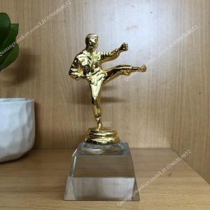 cup-pha-le-vo-thuat-kim-loai-ma-vang-thap