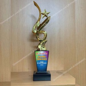 cup-vinh-danh-kim-loai-sao-xoan-ma-vang-de-go