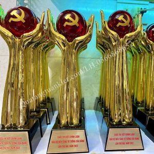 Cúp composite bàn tay quả cầu mạ vàng 1 cup-vinh-danh-composite