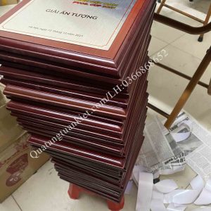 xuong-san-xuat-bieu-trung-go-in-kim-loai