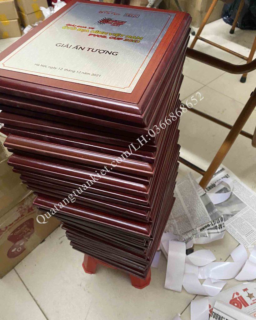 xuong-san-xuat-bieu-trung-go-in-kim-loai