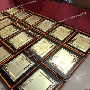 Biểu trưng gỗ khung kim loại hoa văn góc 2 xuong-san-xuat-bieu-trung-go-khung-kim-loai