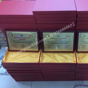 xuong-san-xuat-bieu-trung-go-trang-kim