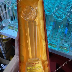 Cúp pha lê bàn tay Like 3 xuong-san-xuat-cup-pha-le-ban-tay-like