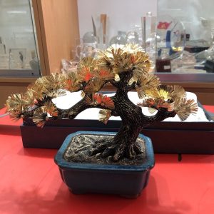 Cây tùng ngang mạ vàng 24k để bàn