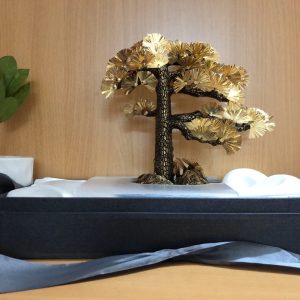 Cây tùng đứng mạ vàng 24k để bàn