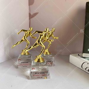 cup-luu-niem-nguoi-chay-thap-ma-vang