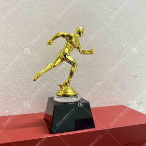 cup-pha-le-nguoi-chay-thap-ma-vang-de-den