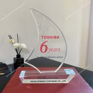 Kỷ niệm chương pha lê buồm cong đế vát TK08 1 ky-niem-chuong-pha-le-tk08