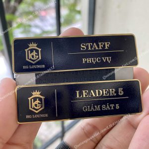 Bảng tên nhân viên inox in UV phủ nền 1 bang-ten-nhan-vien-inox-vang-guong