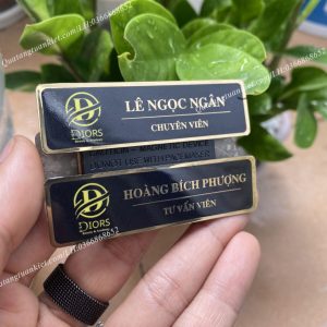 Bảng tên nhân viên inox in UV phủ nền 2 the-ten-nhan-vien-inox-in-uv
