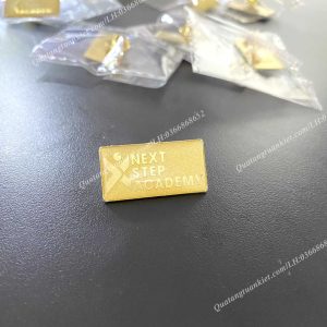 Huy hiệu cài áo hình chữ nhật 2 xuong-san-xuat-huy-hieu-cai-ao-hinh-chu-nhat