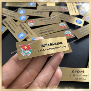 bang-ten-nhan-vien-inox-vang-xuoc-in-uv