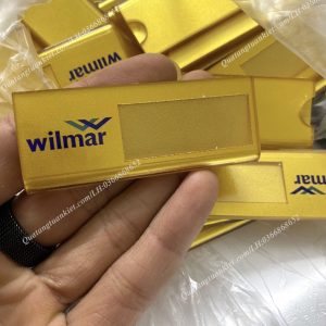 Bảng tên nhân viên mica nhũ vàng 3 bang-ten-nhan-vien-mica-phu-nhu-vang