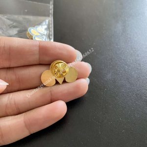 huy-hieu-cai-ao-cmc-khuy-bam