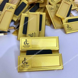 Bảng tên nhân viên mica nhũ vàng 2 the-ten-nhan-vien-mica-nhu-vang