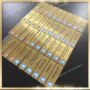 xuong-lam-bang-ten-nhan-vien-inox-vang-xuoc-in-uv