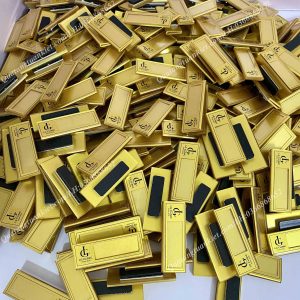 Bảng tên nhân viên mica nhũ vàng 1 xuong-san-xuat-bang-ten-nhan-vien-mica-phu-nhu-vang