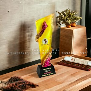 cup-luu-niem-pha-le-duong-den-vinh-quang