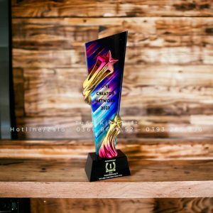 cup-pha-le-hoa-tiet-ngoi-sao-quan-quanh-than