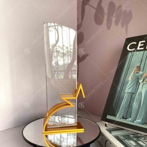 cup-lưu-niem-pha-le-de-sao-kim-loai-ma-vang