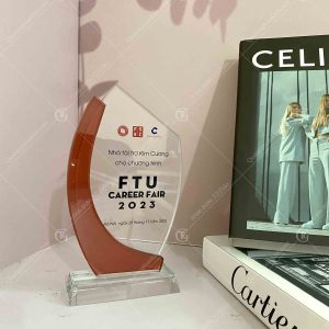 Kỷ niệm chương pha lê sen đỏ 1 ky-niem-chuong-pha-le-sen-do