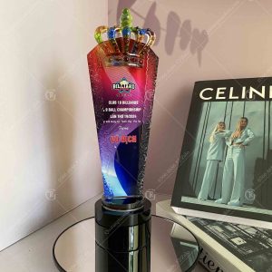 Cúp pha lê thân đúc họa tiết vương miện pha lê 2 cup-pha-le-than-duc-hoa-tiet-vuong-mien-pha-le