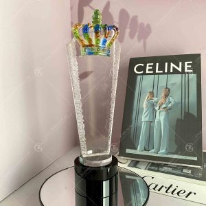 Cúp pha lê thân đúc họa tiết vương miện pha lê 3 phoi cup vuong mien pha le