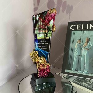 Cúp pha lê rồng mạ màu 4 cup-pha-le-hoa-tiet-rong-ma-mau-quan-quanh-than