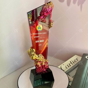 Cúp pha lê rồng mạ màu 2 cup-pha-le-rong-ma-mau-quan-quanh-than